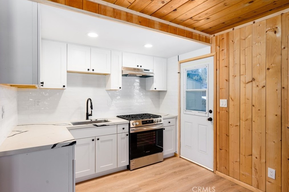 917 Cypress Ln, Big Bear City CA  92314-8818 exterior