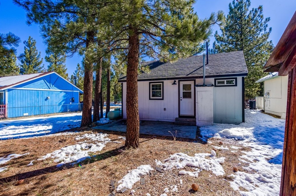 917 Cypress Ln, Big Bear City, CA 92314-9006