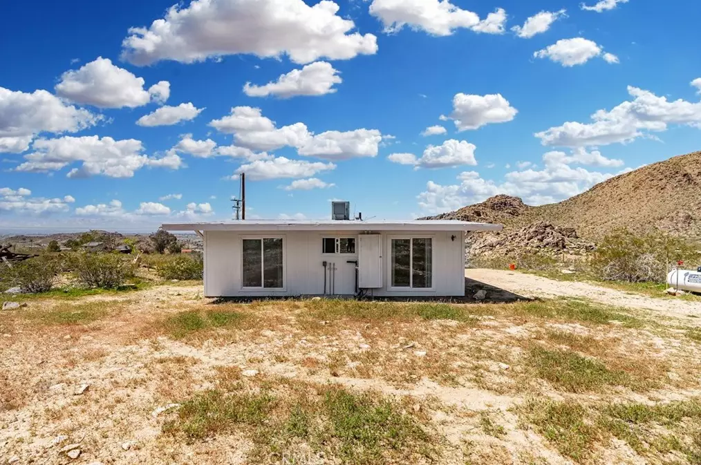 15223 Byron Dr, Apple Valley CA  92307-3898 exterior