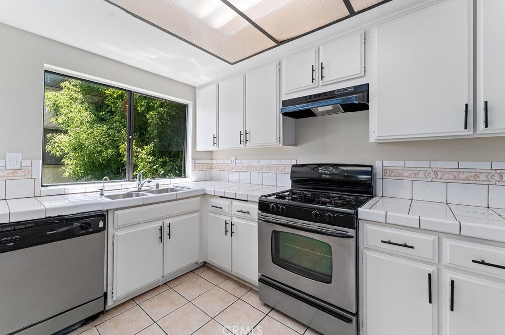 18433 Hatteras St, Los Angeles CA  91356-1955 exterior