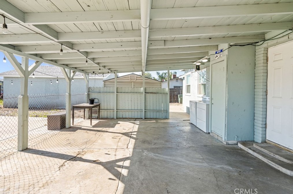 511 Willow Ave, Rialto CA  92376-4921 exterior