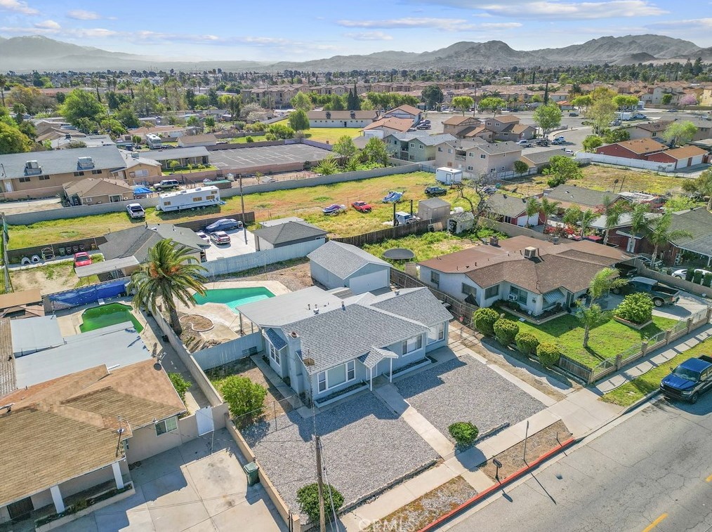 511 Willow Ave, Rialto CA  92376-4921 exterior