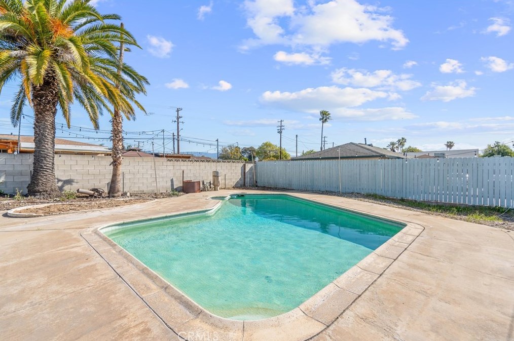 511 Willow Ave, Rialto CA  92376-4921 exterior