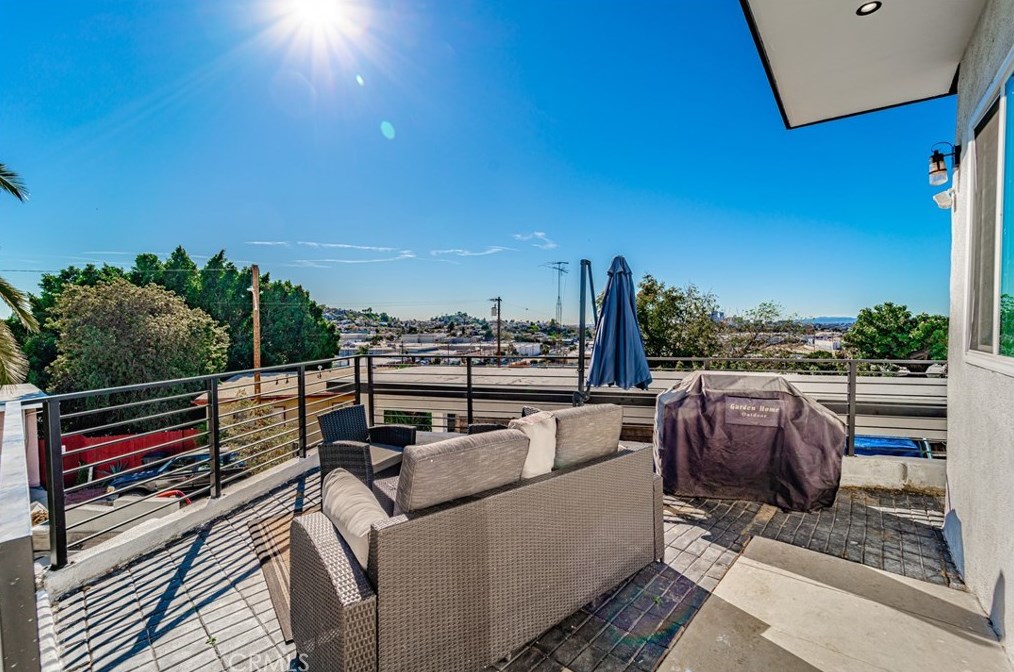 1807 Seigneur Ave, Los Angeles CA  90032-4024 exterior