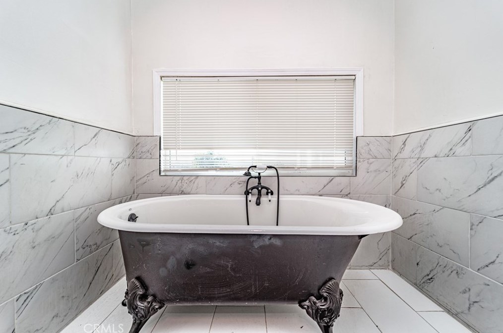 1807 Seigneur Ave, Los Angeles CA  90032-4024 exterior