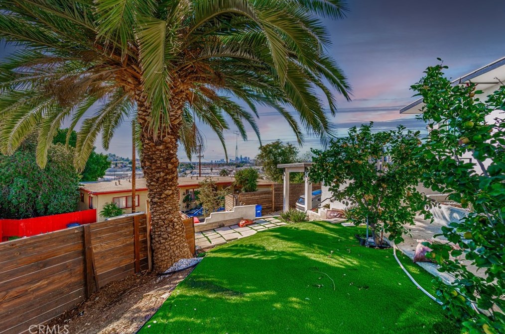 1807 Seigneur Ave, Los Angeles CA  90032-4024 exterior