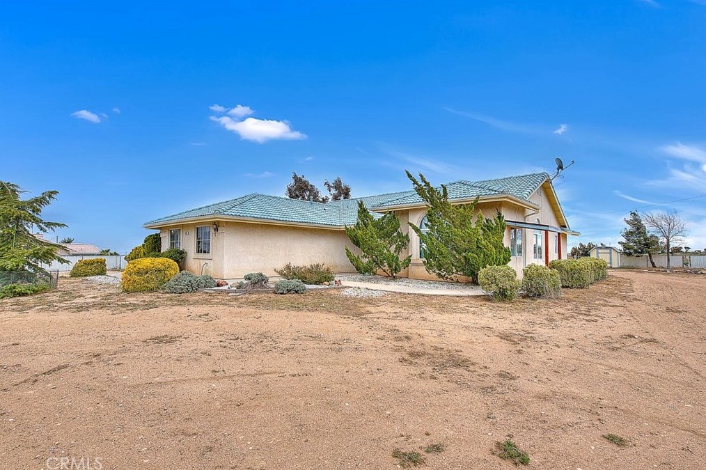 9825 Schlitz Rd, Phelan, CA 92371-4701