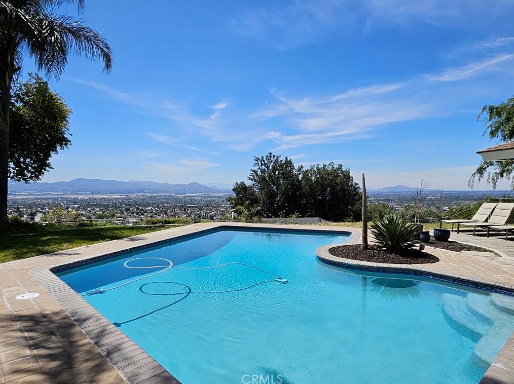 3621 Hemlock Dr, San Bernardino CA  92404-3102 exterior