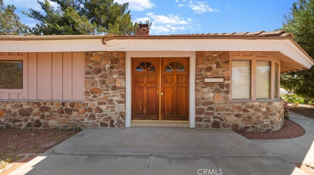 15093 Riverside Dr, Apple Valley, CA 92307-4828