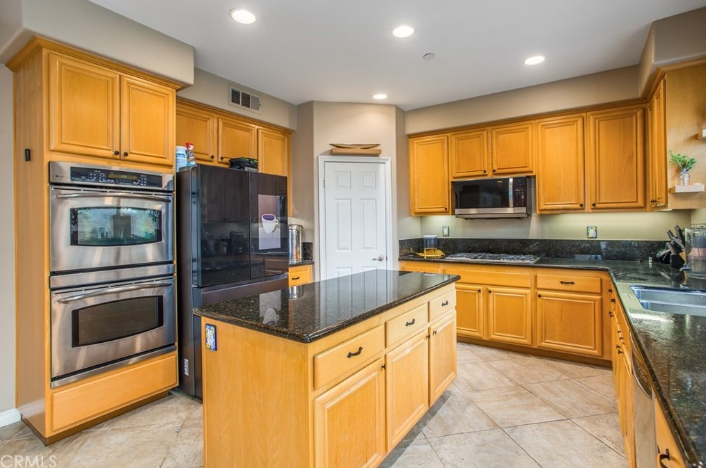 15562 Sicily Ln, Fontana CA  92336-4622 exterior