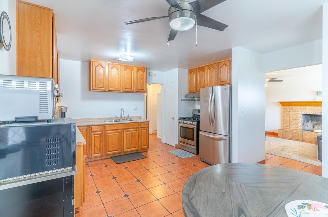 9281 Hemlock Ave, Fontana CA  92335-4326 exterior