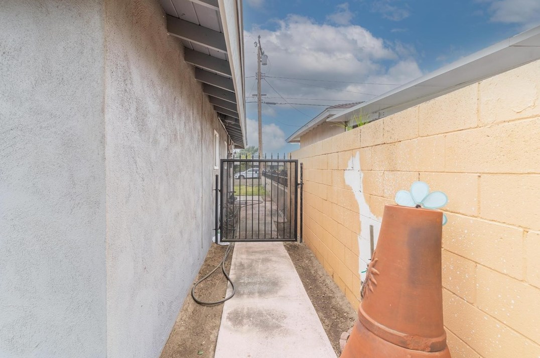 9281 Hemlock Ave, Fontana CA  92335-4326 exterior