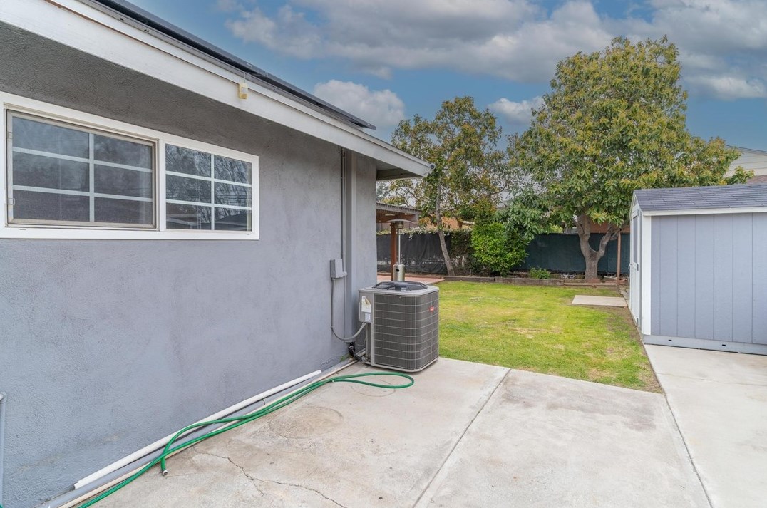 9281 Hemlock Ave, Fontana CA  92335-4326 exterior