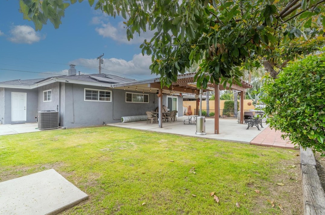 9281 Hemlock Ave, Fontana CA  92335-4326 exterior