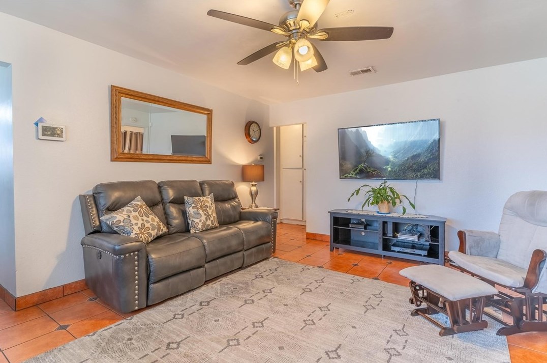 9281 Hemlock Ave, Fontana CA  92335-4326 exterior