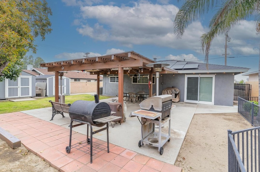 9281 Hemlock Ave, Fontana CA  92335-4326 exterior