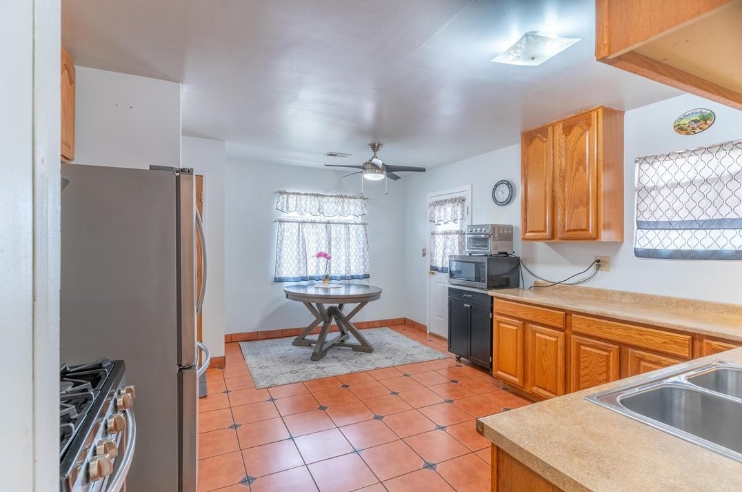 9281 Hemlock Ave, Fontana CA  92335-4326 exterior