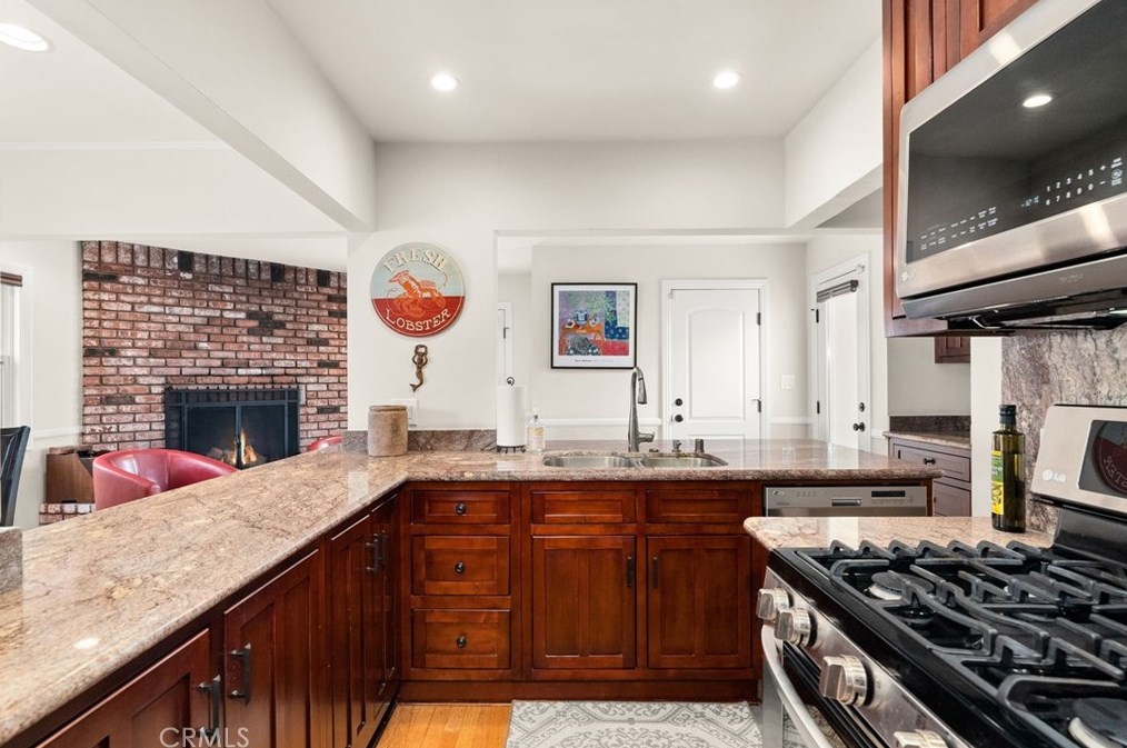 236 Granada Ave, Long Beach CA  90803-5512 exterior