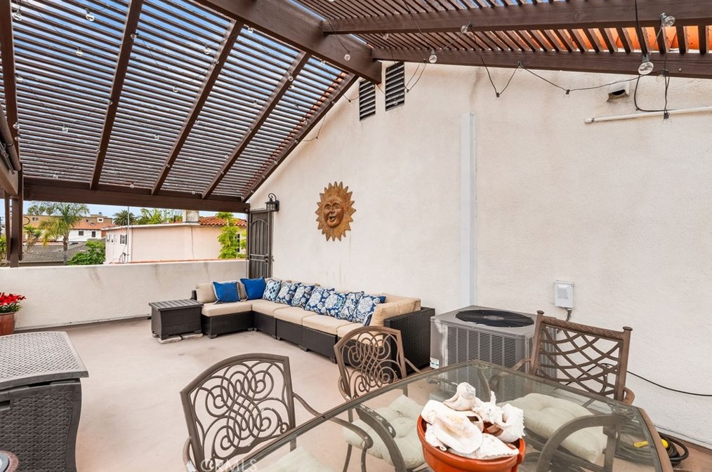 236 Granada Ave, Long Beach CA  90803-5512 exterior