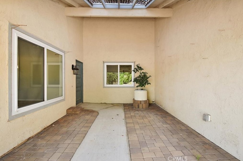 5565 Skyloft Dr, Riverside, CA 92509-5570