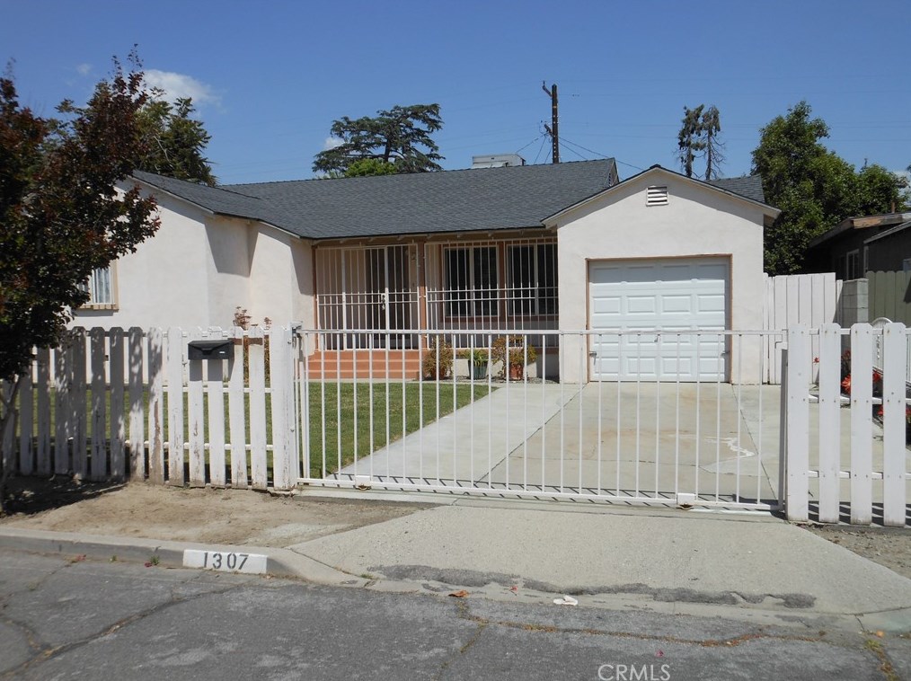 1307 Roxbury Dr, San Bernardino, CA 92404-5433