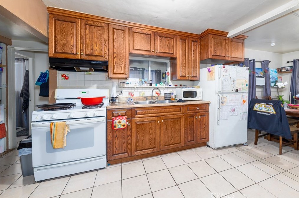 3821 5th St, Los Angeles CA  90048-4711 exterior
