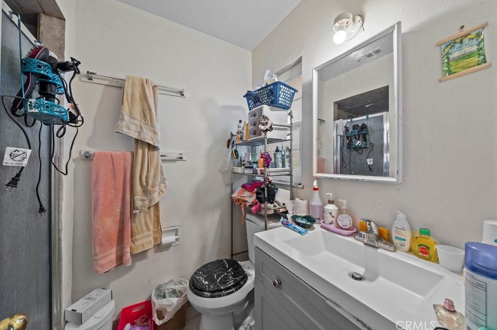 565 Van Koevering St, Rialto CA  92376-5237 exterior