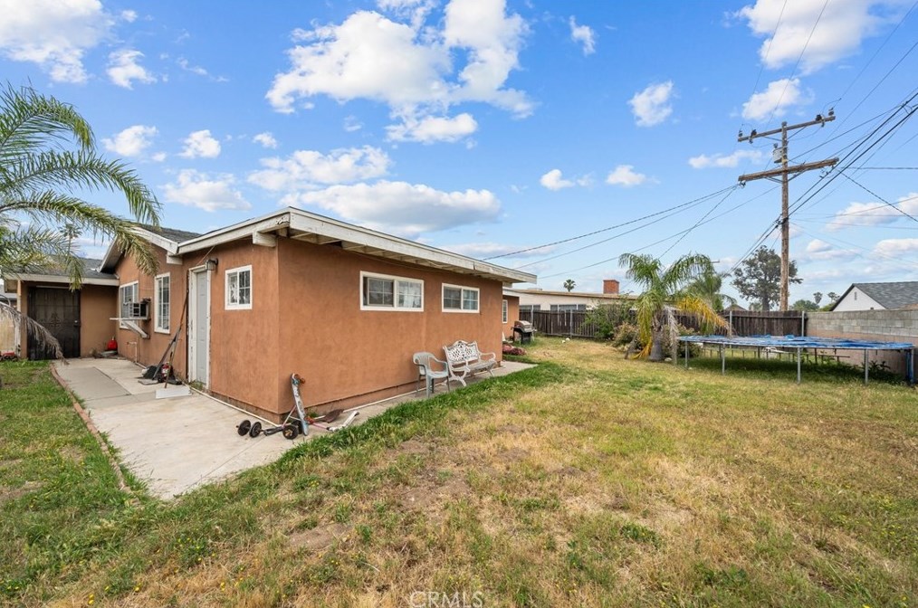 565 Van Koevering St, Rialto CA  92376-5237 exterior