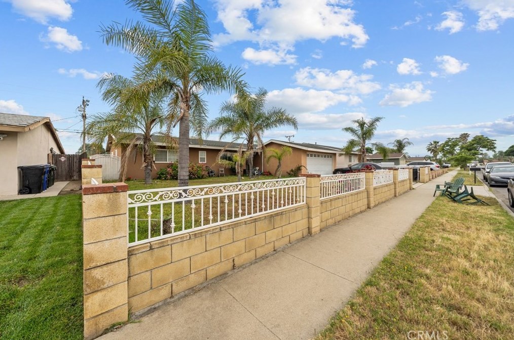 565 Van Koevering St, Rialto CA  92376-5237 exterior