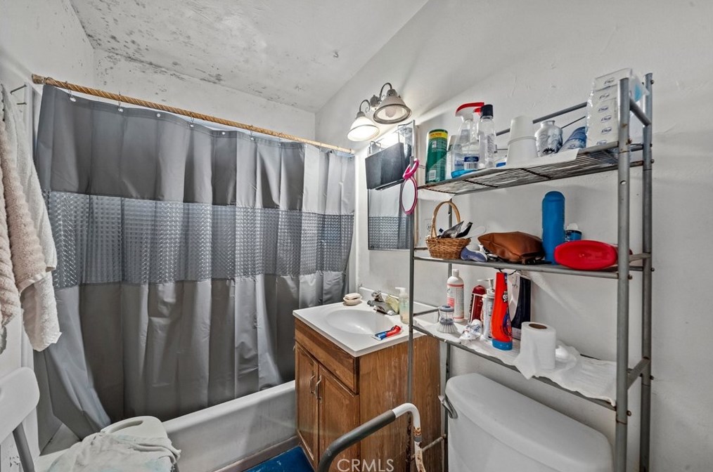 565 Van Koevering St, Rialto CA  92376-5237 exterior