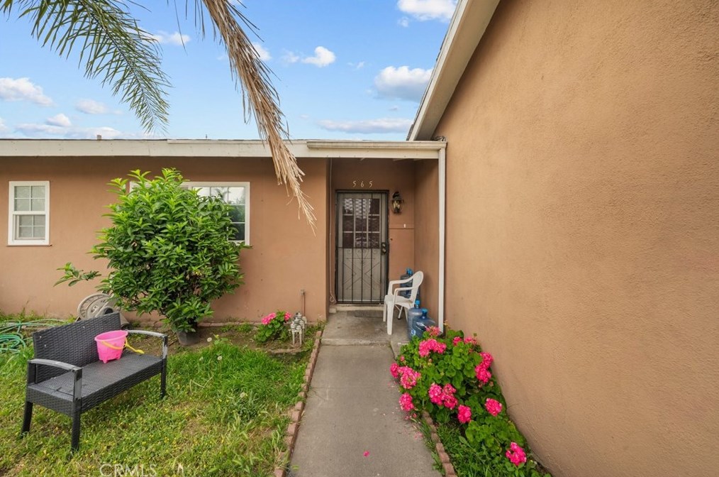 565 Van Koevering St, Rialto CA  92376-5235 exterior
