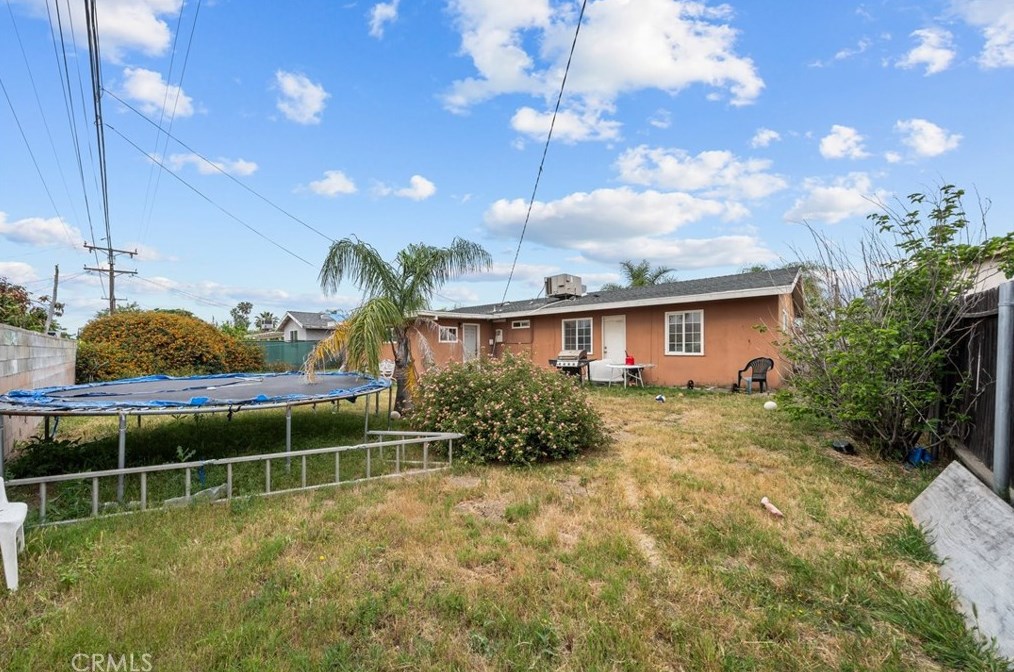 565 Van Koevering St, Rialto CA  92376-5237 exterior