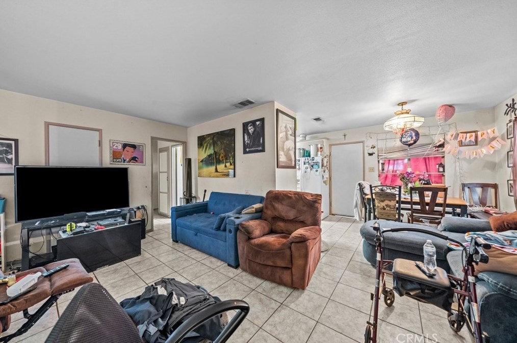 565 Van Koevering St, Rialto CA  92376-5237 exterior