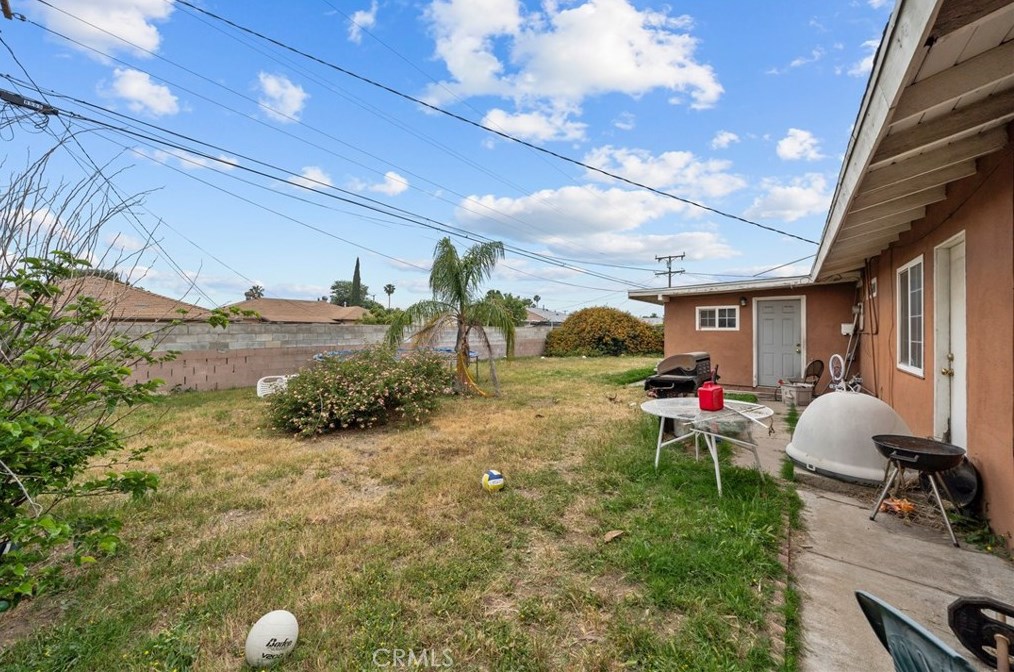 565 Van Koevering St, Rialto CA  92376-5237 exterior