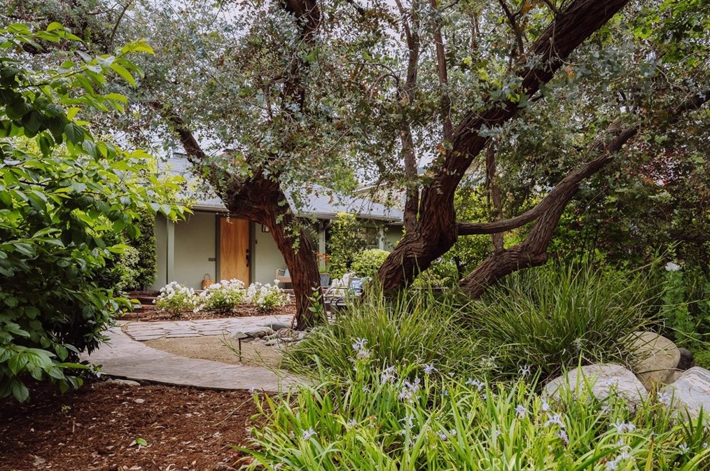 695 10th St, Claremont, CA 91711-3717