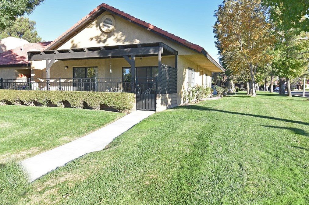 11702 Oak St, Apple Valley, CA 92308