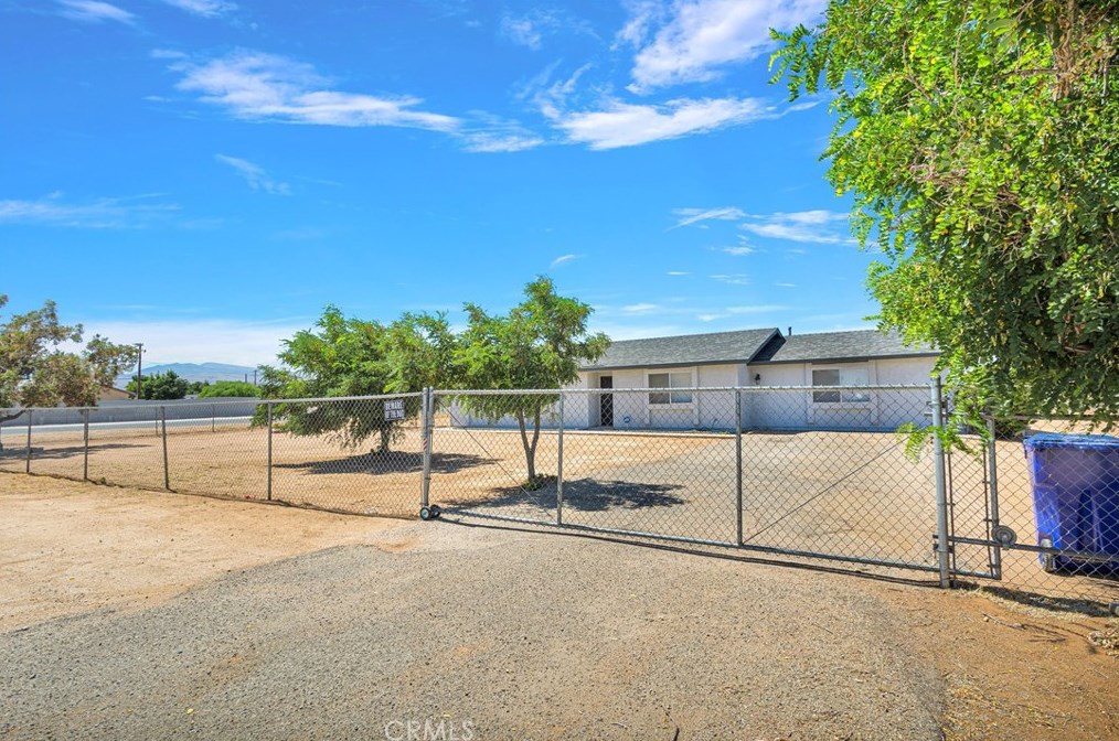 21685 Hanaupah Rd, Apple Valley, CA 92308