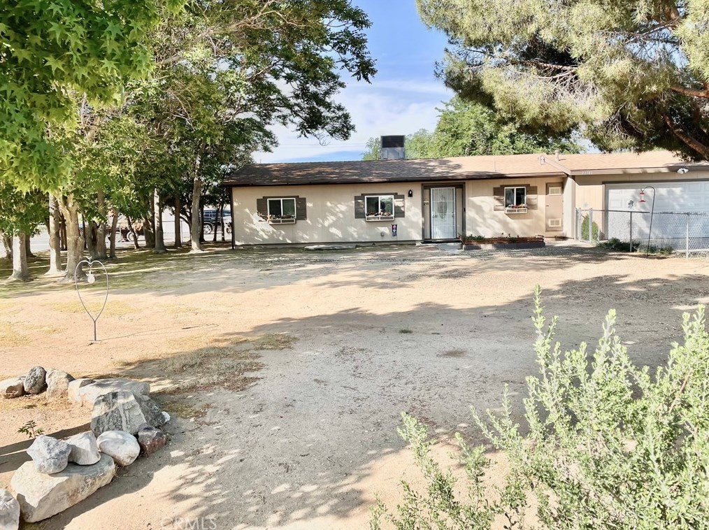 21181 Sitting Bull Rd, Apple Valley, CA 92308-7036