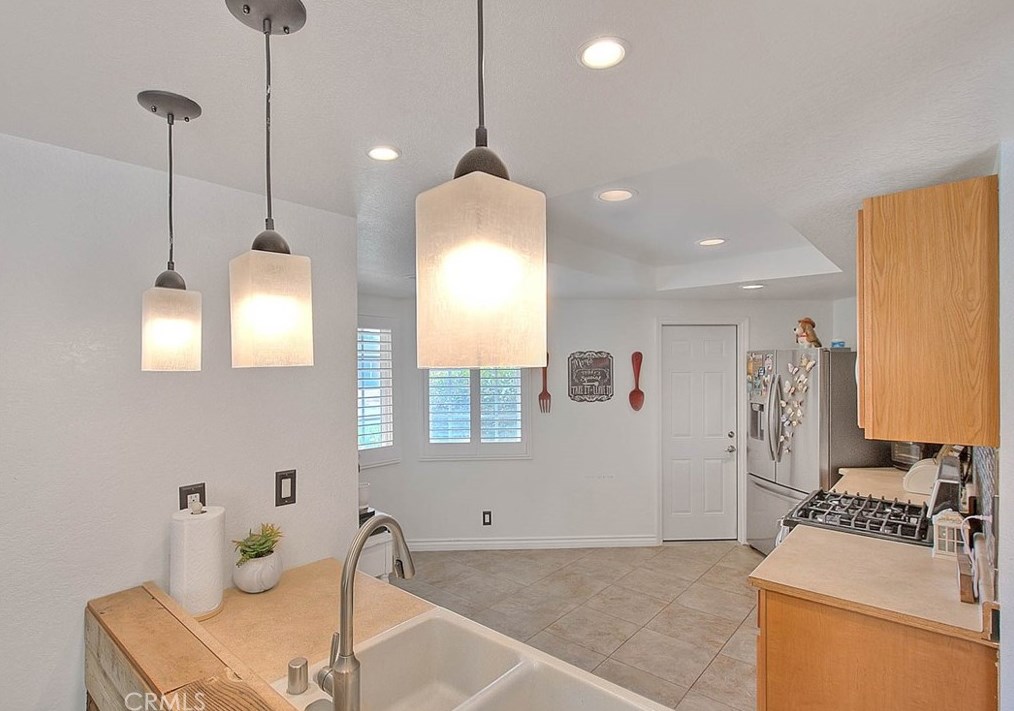 8337 Pristine Pl, Riverside CA  92509-7145 exterior