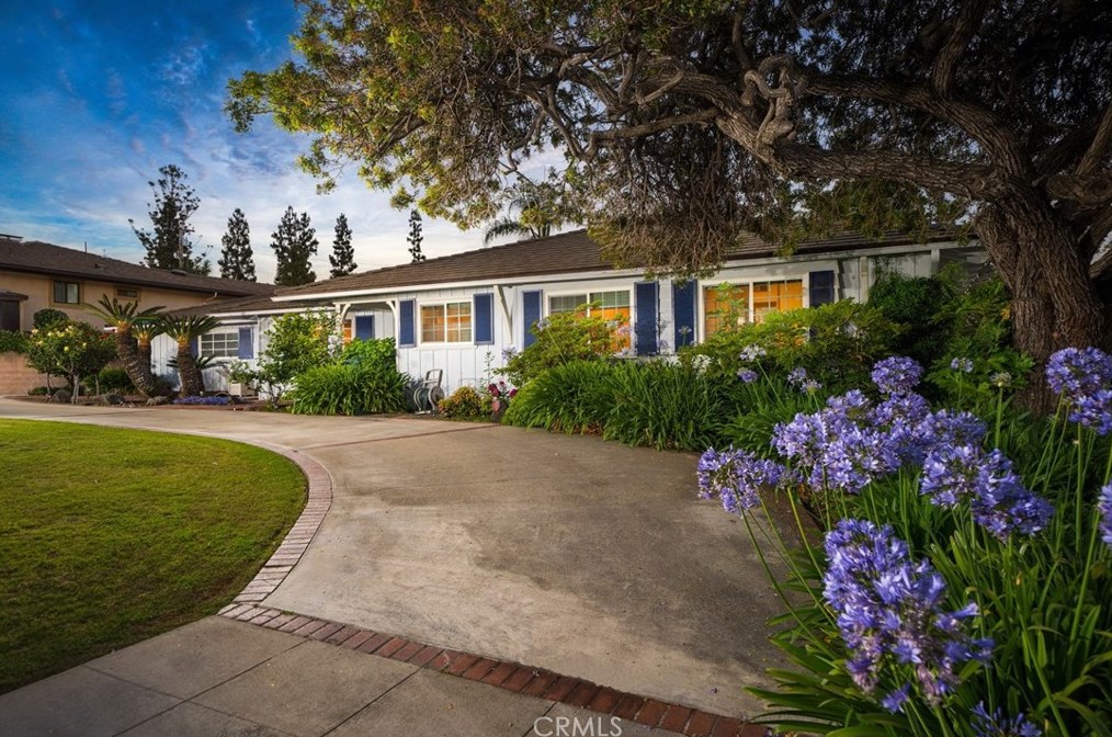 2220 Country Club Dr, Glendora, CA 91741
