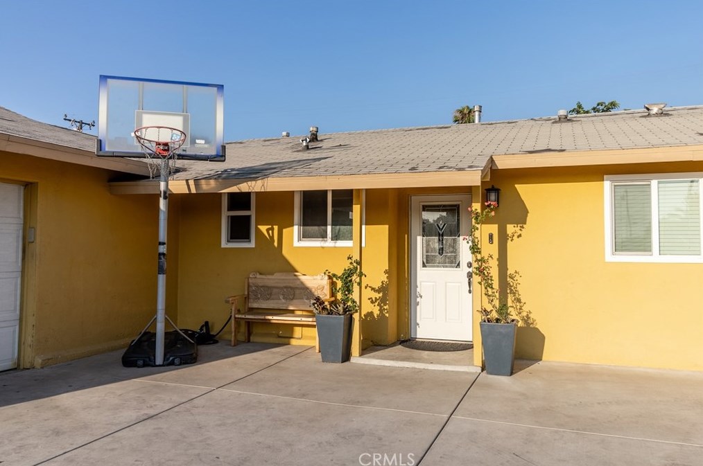 7935 Dumond Dr, Fontana, CA 92336
