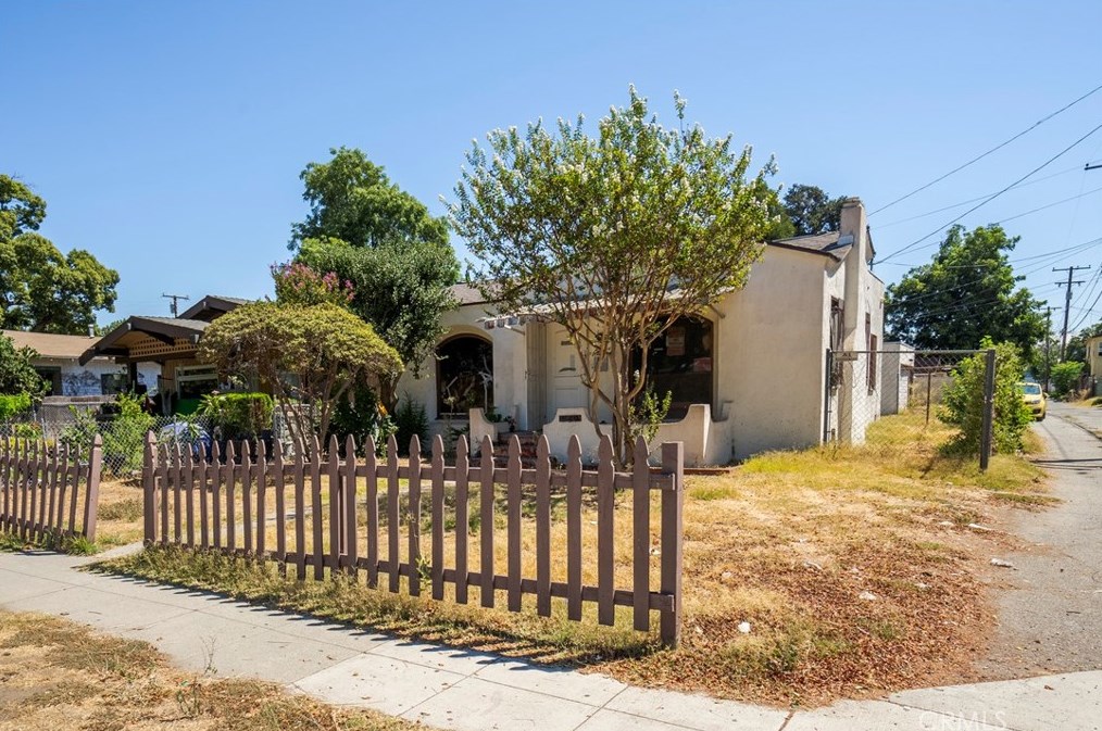 560 N Huntington Blvd, Pomona, CA 91768