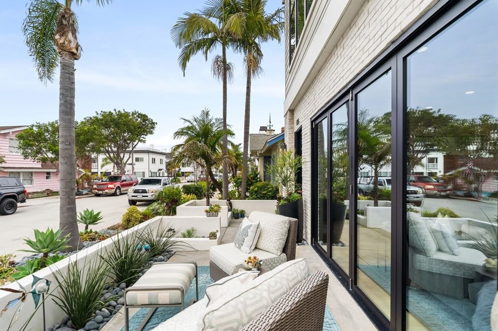 115 Bay Ave, Newport Beach CA  92662-1045 exterior