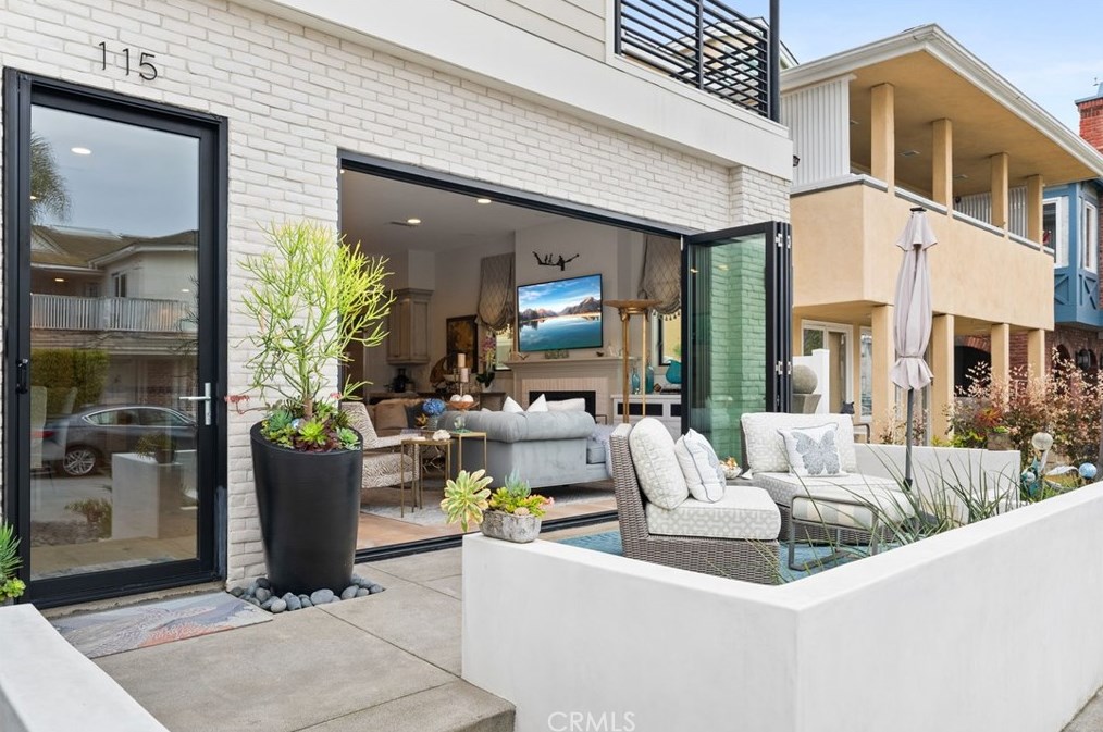 115 Bay Ave, Newport Beach CA  92662-1045 exterior