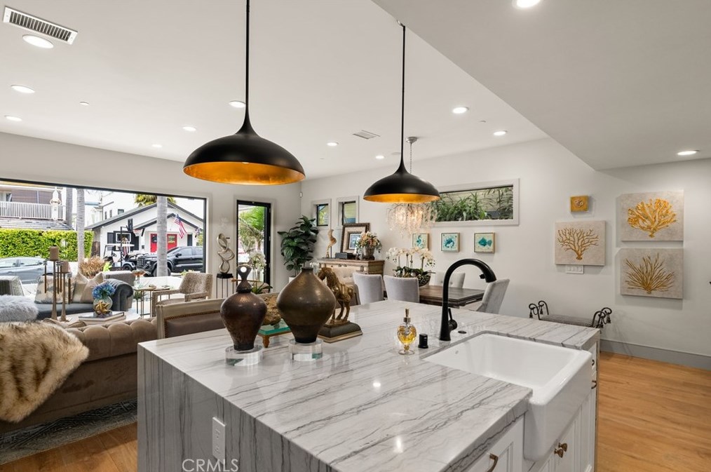 115 Bay Ave, Newport Beach CA  92662-1045 exterior
