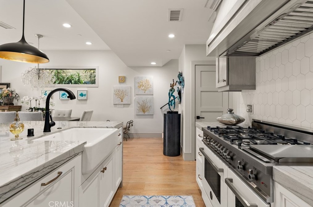 115 Bay Ave, Newport Beach CA  92662-1045 exterior