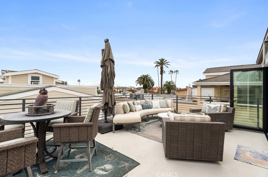 115 Bay Ave, Newport Beach CA  92662-1045 exterior