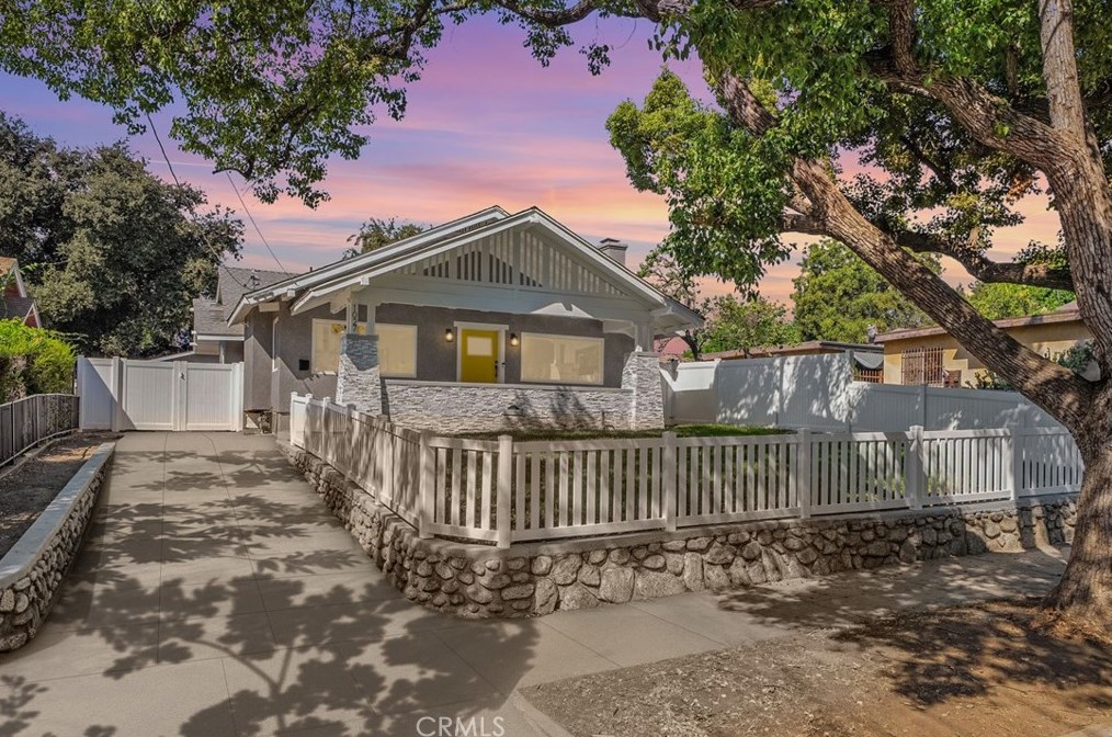 1027 N Summit Ave, Pasadena, CA 91103