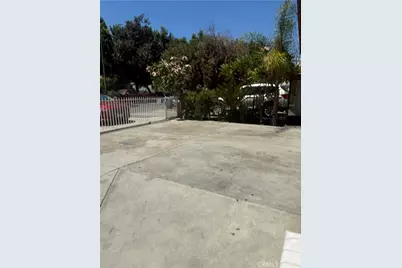 815 E 80th Street, Los Angeles, CA 90001 - Photo 2