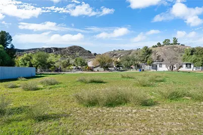 2 Taft Ct, Val Verde, CA 91383 - Photo 24